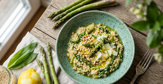 🌿 Frühlings-Highlight: Zitroniges Spargel-Quinoa-Risotto mit Wildkräutern