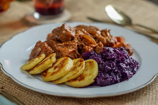 Blitz-Rezept: Deftiges Jackfruit-Gulasch mit unserem Apfel-Rotkohl