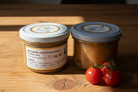 Zwei Gläser mit Mortadella gefüllt mit weißem Deckel 190g zutaten SchweineFleisch 60%Schweinespeck Trinkwasser Meersalz Gewürze Würze Sellerie Stabilisator: Natrium Citrat